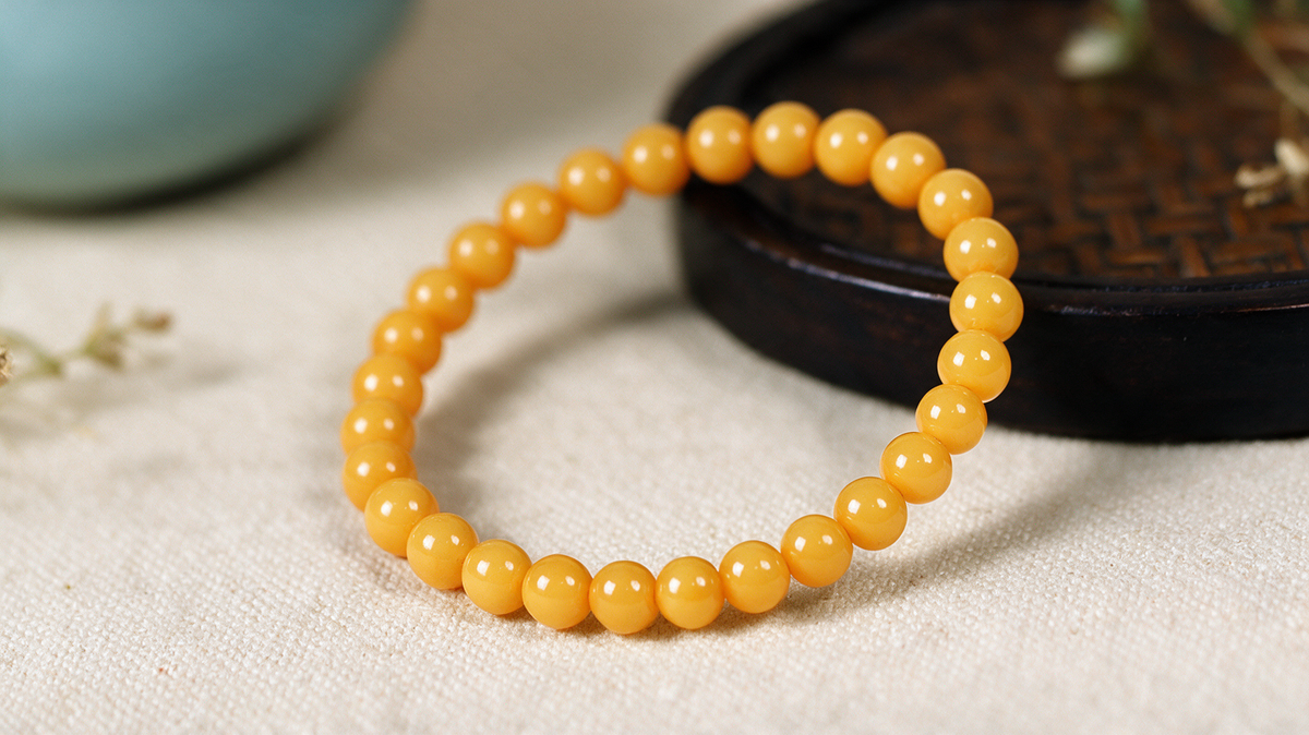 Beeswax amber bead bracelet, detail view 6