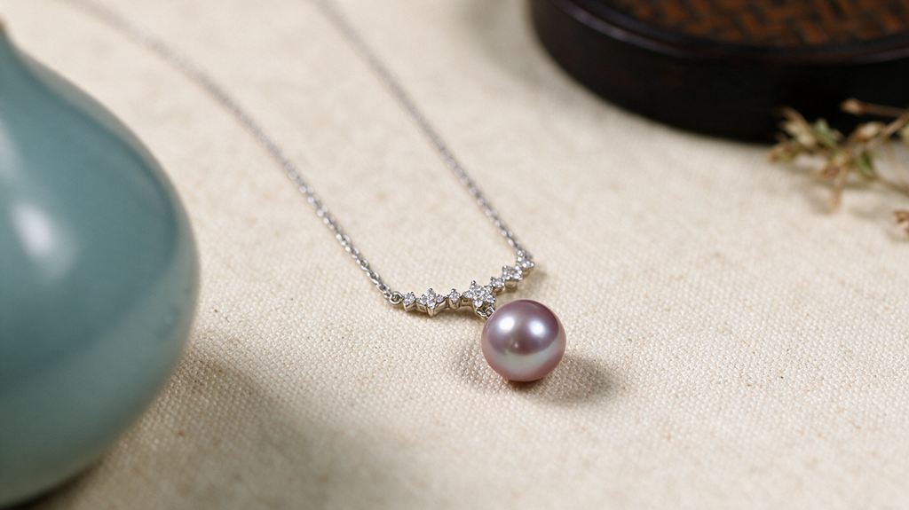 Lavender freshwater pearl pendant necklace, detail view 5