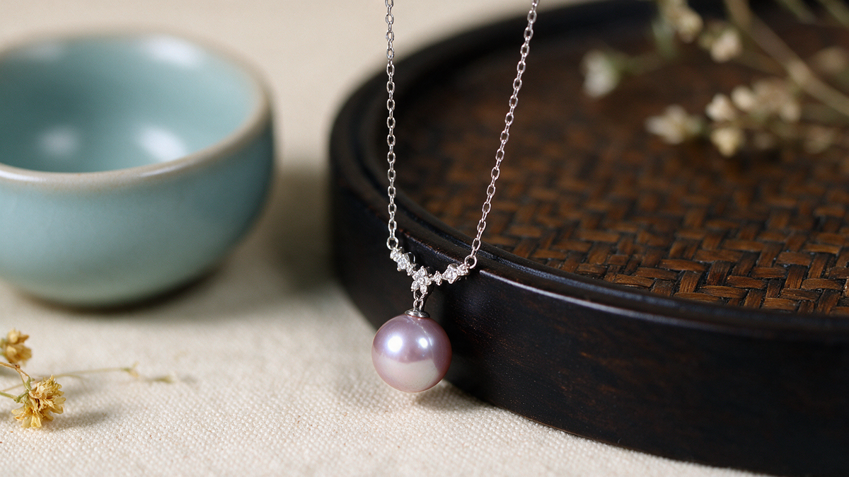 Lavender freshwater pearl pendant necklace, detail view 7